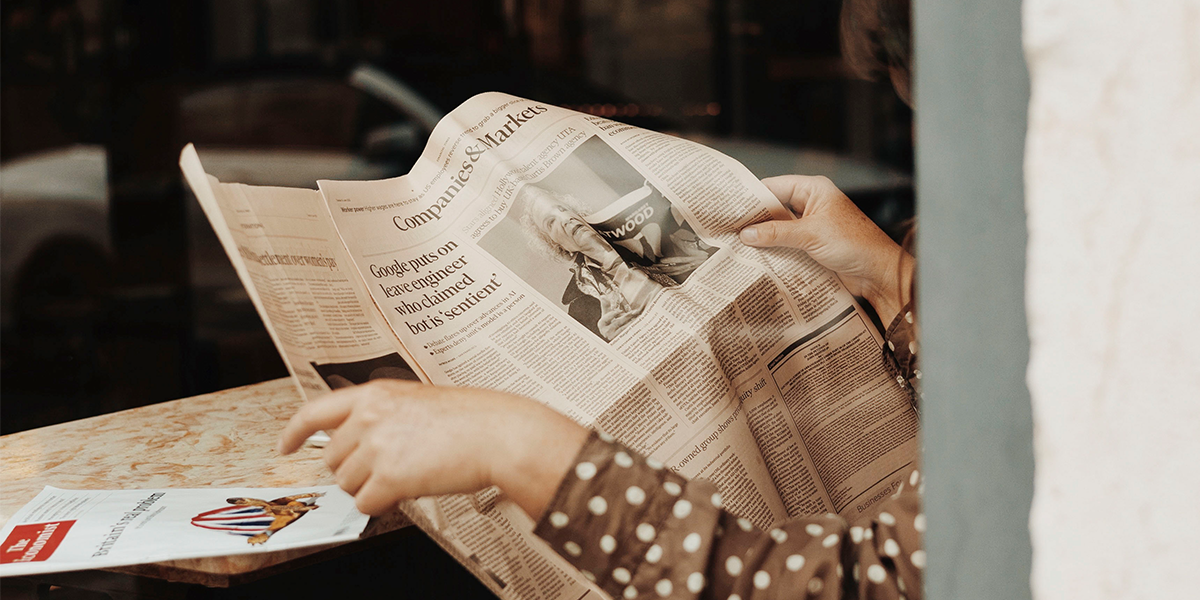 een vrouw leest de krant