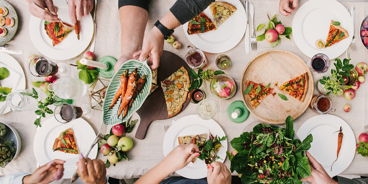 grote tafel vol met vegan eten