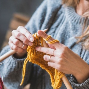 Vrouw is bezig met breien voor beginners