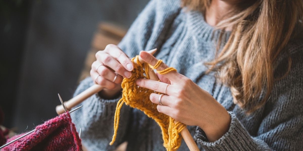 Vrouw is bezig met breien voor beginners