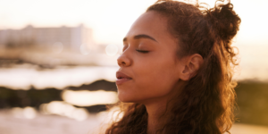 foto van een vrouw die mindfulness beoefent om beter te leren accepteren