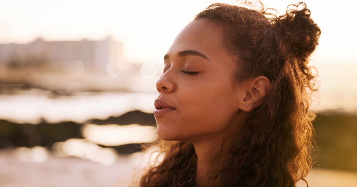 foto van een vrouw die mindfulness beoefent om beter te leren accepteren