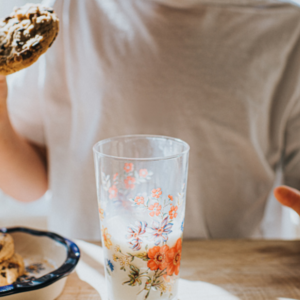 persoon is koekjes aan het eten