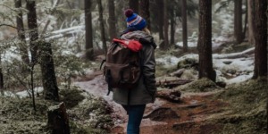 Vrouw maakt een kerstwandeling