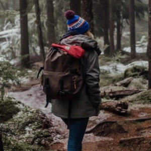 Vrouw maakt een kerstwandeling