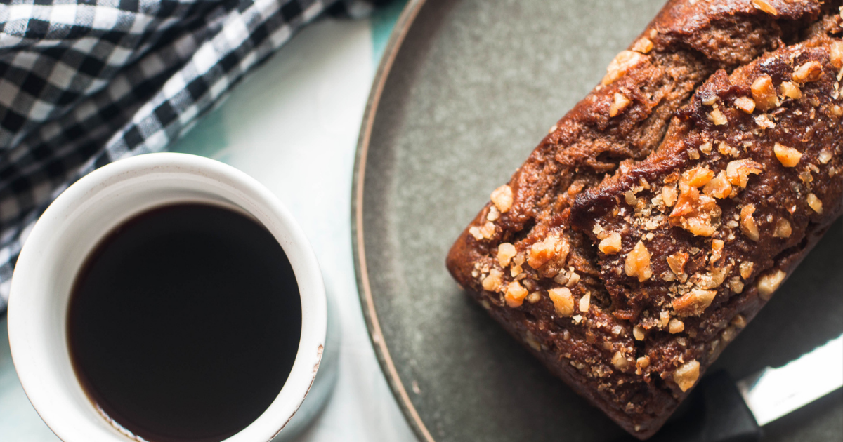 foto van een bananencake met koffie