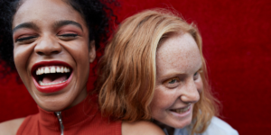 twee vrouwen die samen lachen