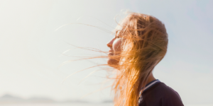 vrouw kijkt ontspannen in de lucht