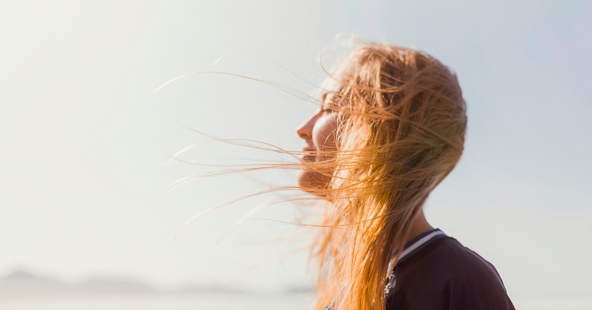 vrouw kijkt ontspannen in de lucht