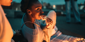 foto van een vrouw die laat op de avond pizza eet in het park