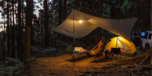 foto van een microavontuur met een tent en leuke lichtjes