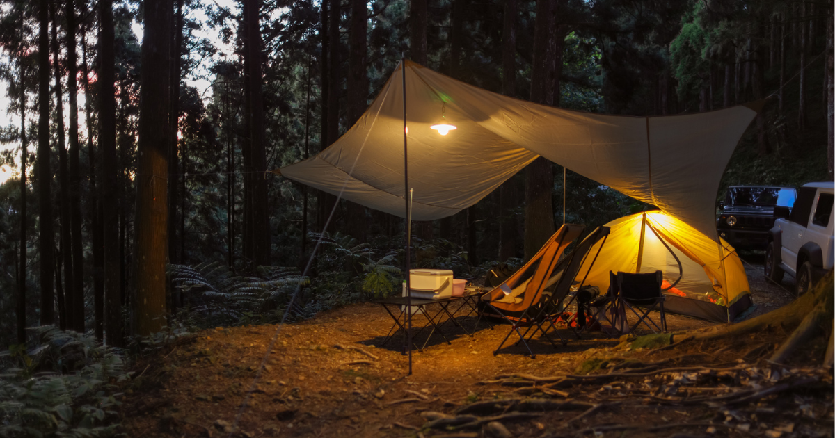 foto van een microavontuur met een tent en leuke lichtjes