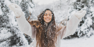 vrouw heeft plezier in de sneeuw