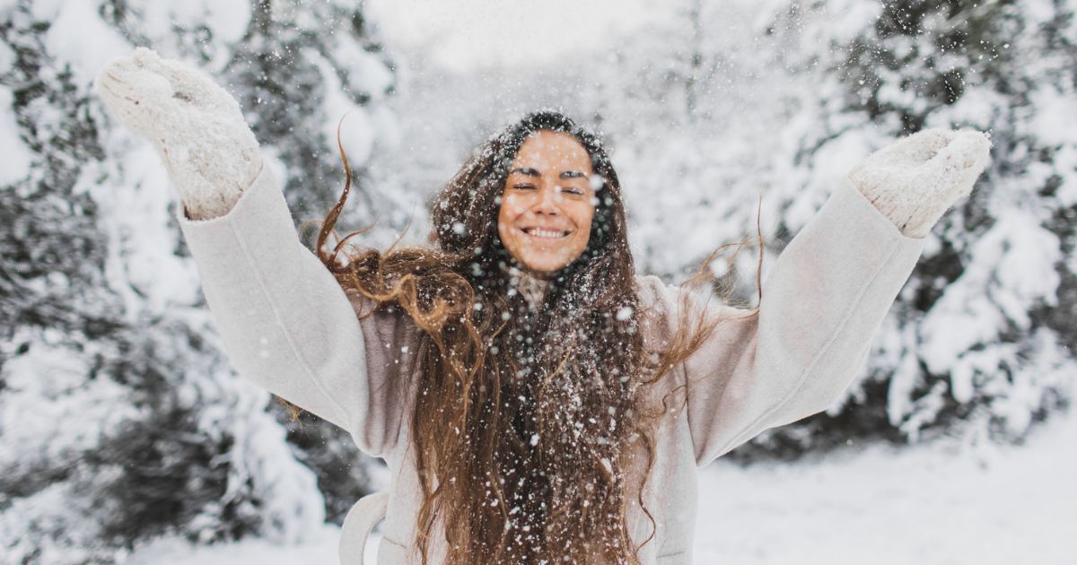 vrouw heeft plezier in de sneeuw