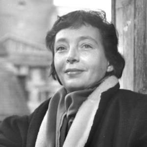 Marguerite Duras naast een raam