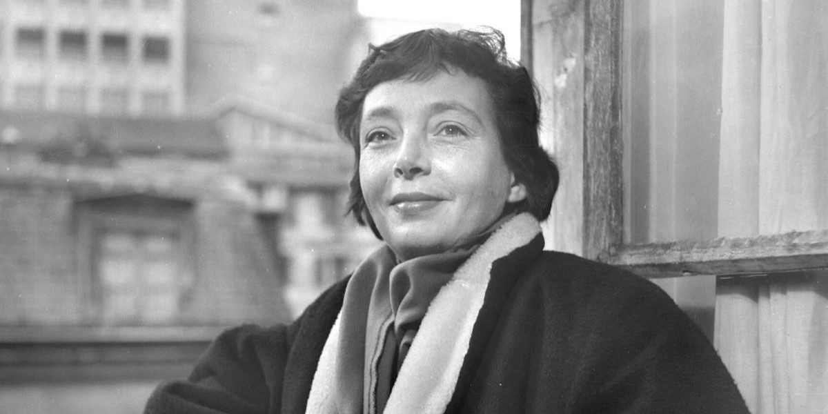 Marguerite Duras naast een raam