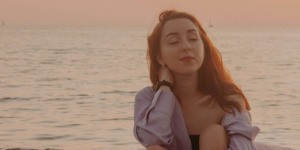 Vrouw die haar hoofd leegmaakt op het strand