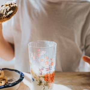 persoon is koekjes aan het eten, wat de bloedsuikerspiegel verhoogt