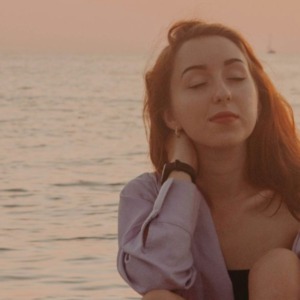 Vrouw die haar hoofd leegmaakt op het strand